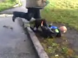 Фото: кадр из видео «Школьник напал на бездомного»