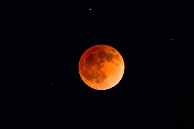 Кровавая Луна во время полутеневого затмения