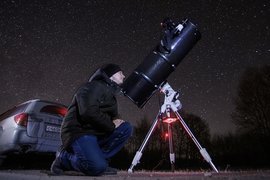 Астроном с телескопом