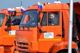 Владимир Путин за рулем КамАЗа на открытии Крымского моста