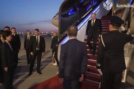 Президент России Владимир Путин на трапе самолета в Пекине